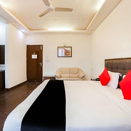 Collection O Satguru House Hotel Gurgaon Ngoại thất bức ảnh