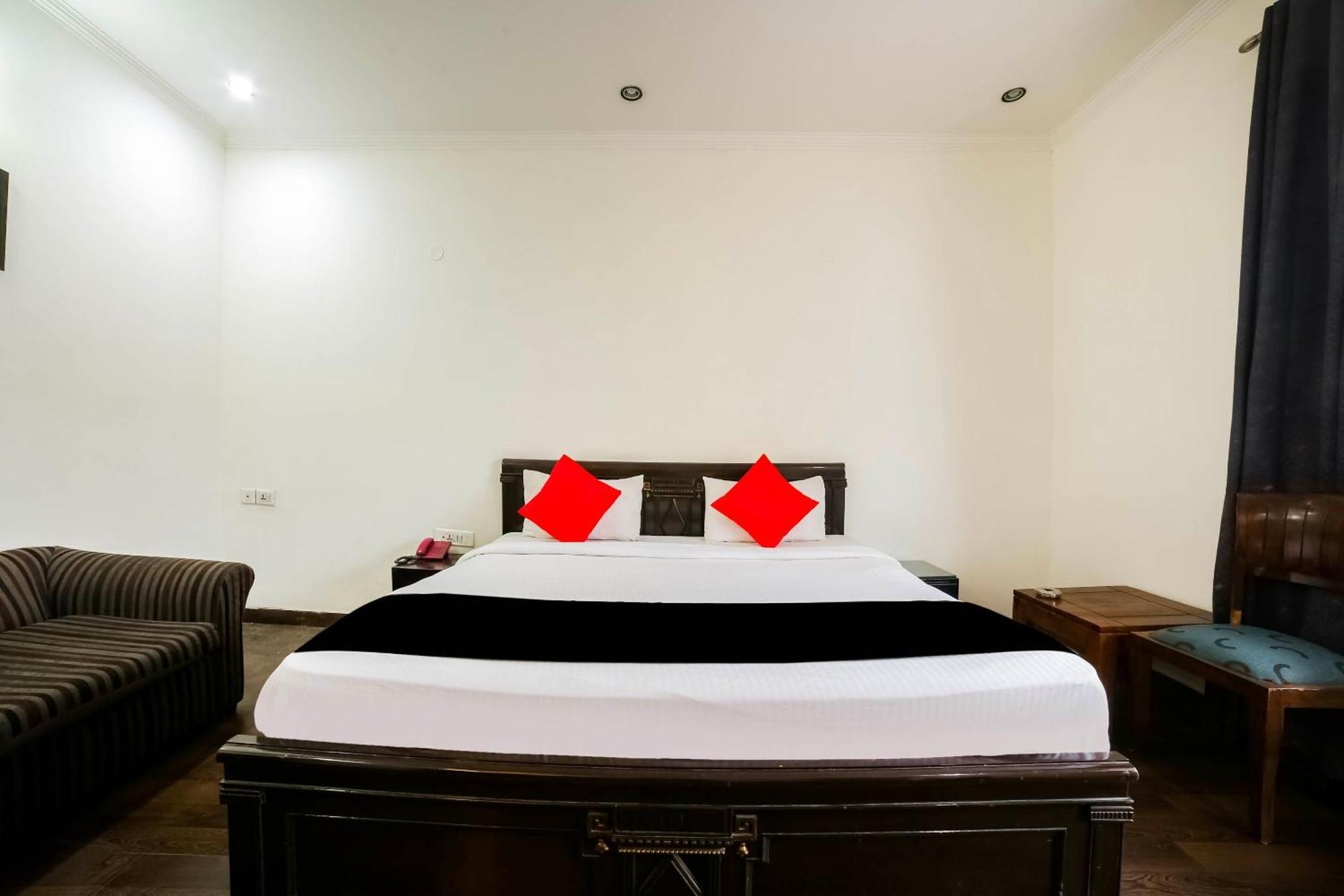 Collection O Satguru House Hotel Gurgaon Ngoại thất bức ảnh