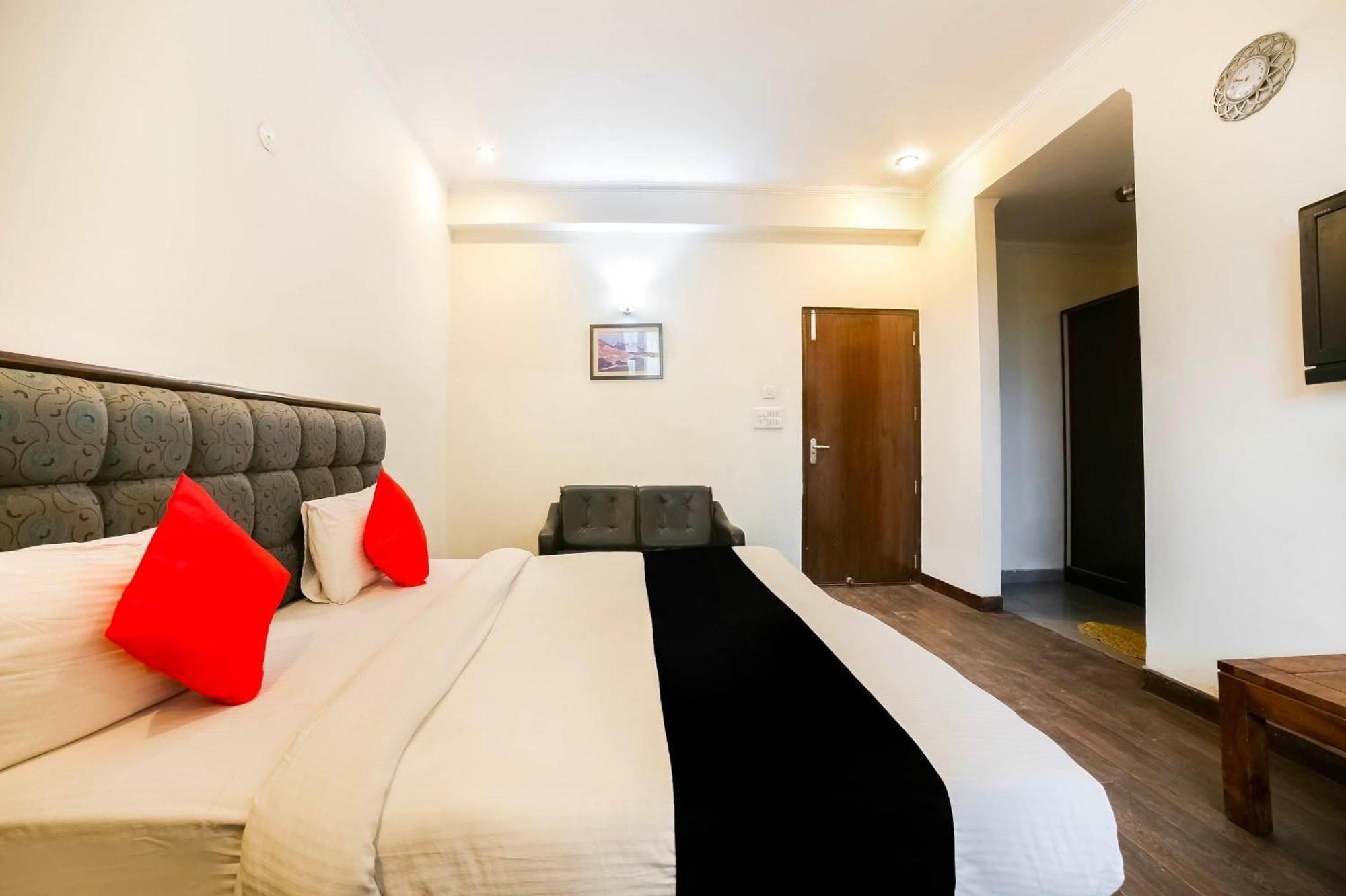 Collection O Satguru House Hotel Gurgaon Ngoại thất bức ảnh