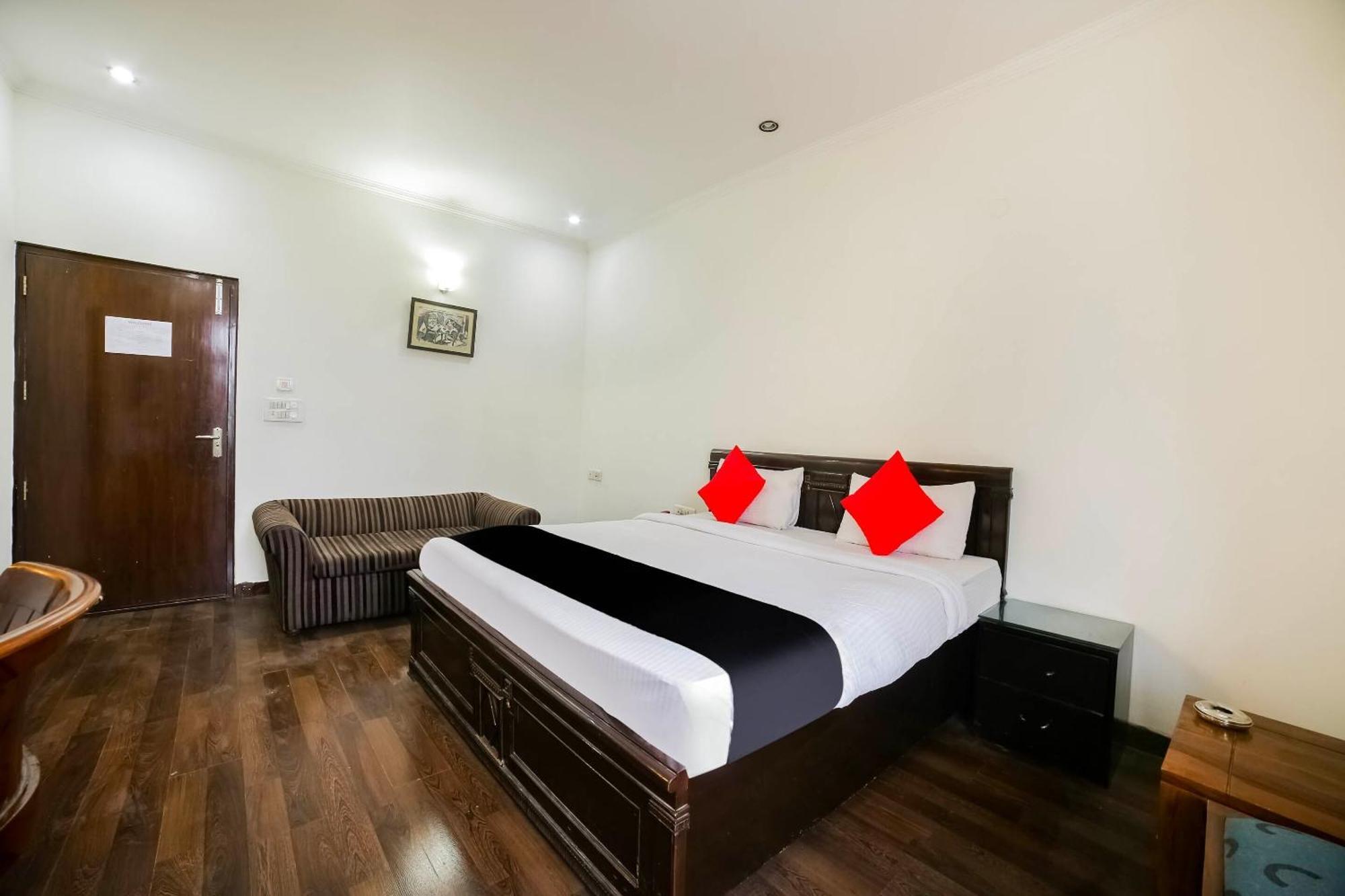 Collection O Satguru House Hotel Gurgaon Ngoại thất bức ảnh